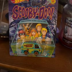 HOT WHEELS PREMIUM SCOOBY-DOO! MYSTERY MACHINE DIE-CAST VAN. NEW. 1/64 scale.