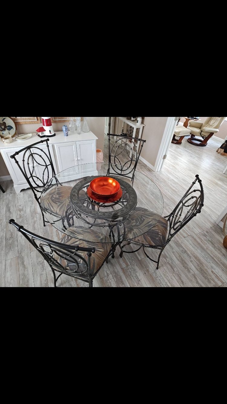 Table And Chair Set Excellent condition dining room table