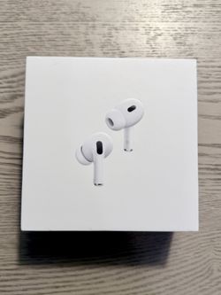 AirPods Pro (2nd Generation) with the Lightning-connector MagSafe Charging Case - Used