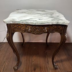 Beautiful George II style Italian marble-top accent table. Side Table/ End Table.