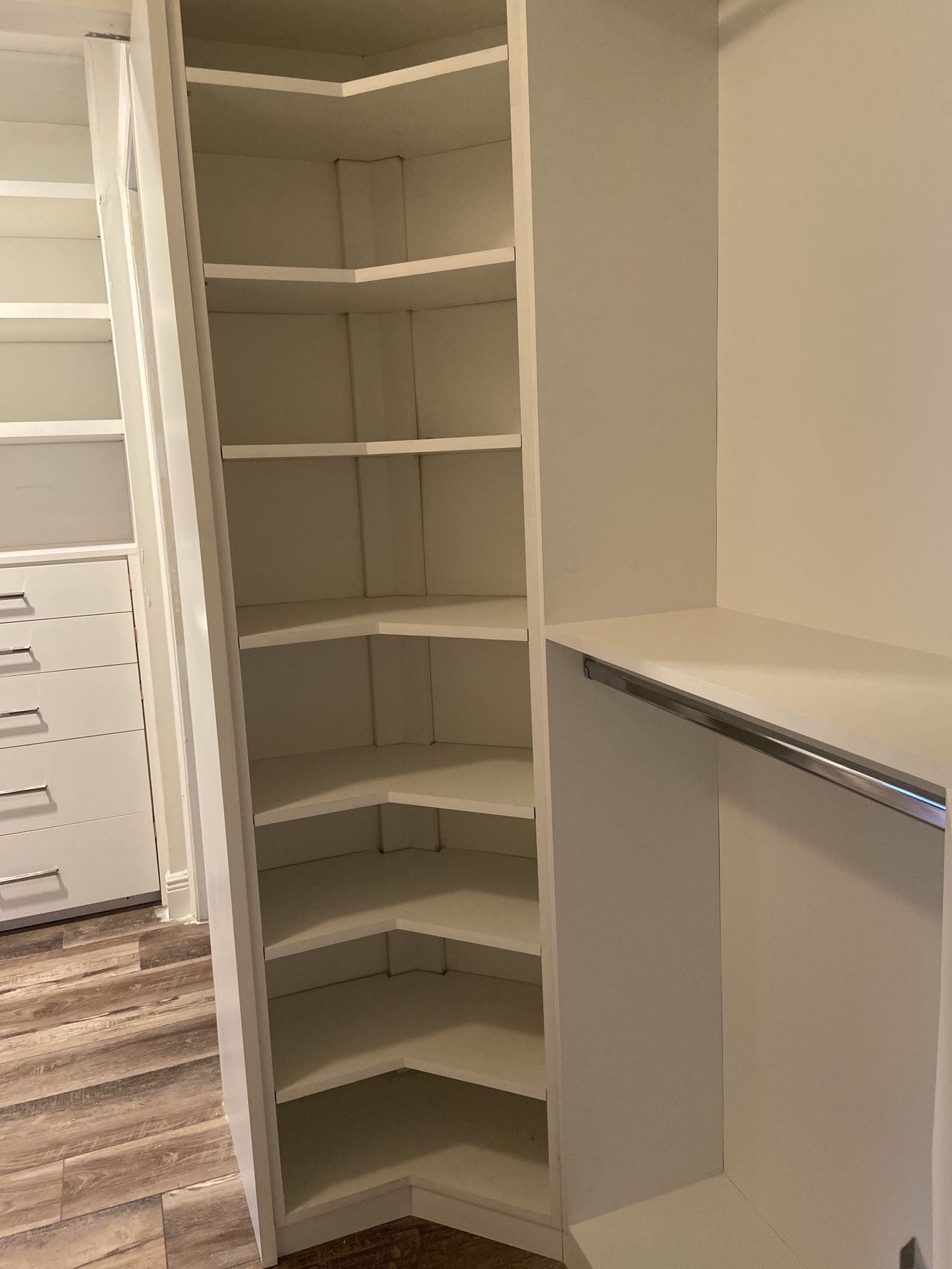 Curved closet and chest of drawers with shelves./ Armario curvo y cómoda con estantes.