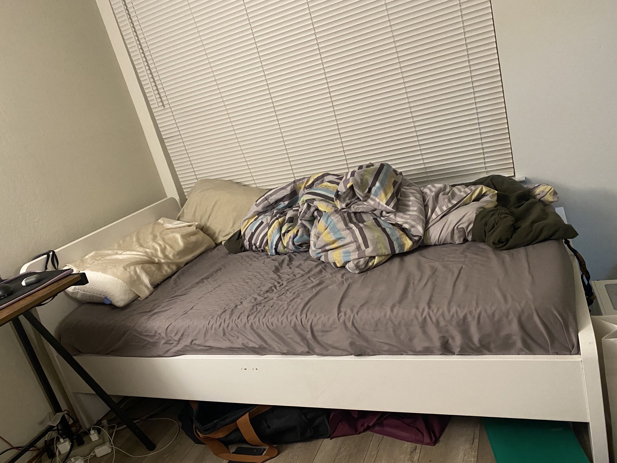 Twin bed (frame+mattress)