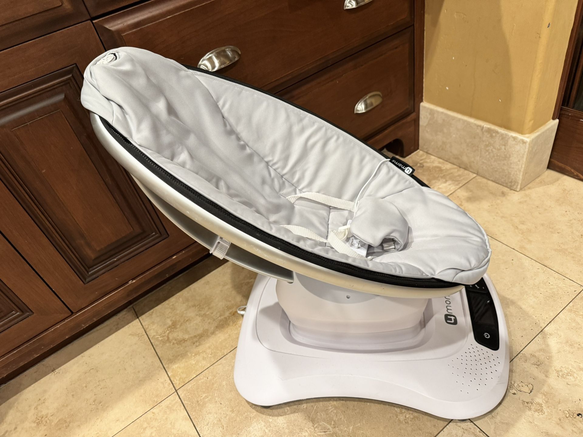 4moms RockaRoo Baby Rocker with Front to Back Gliding Motion