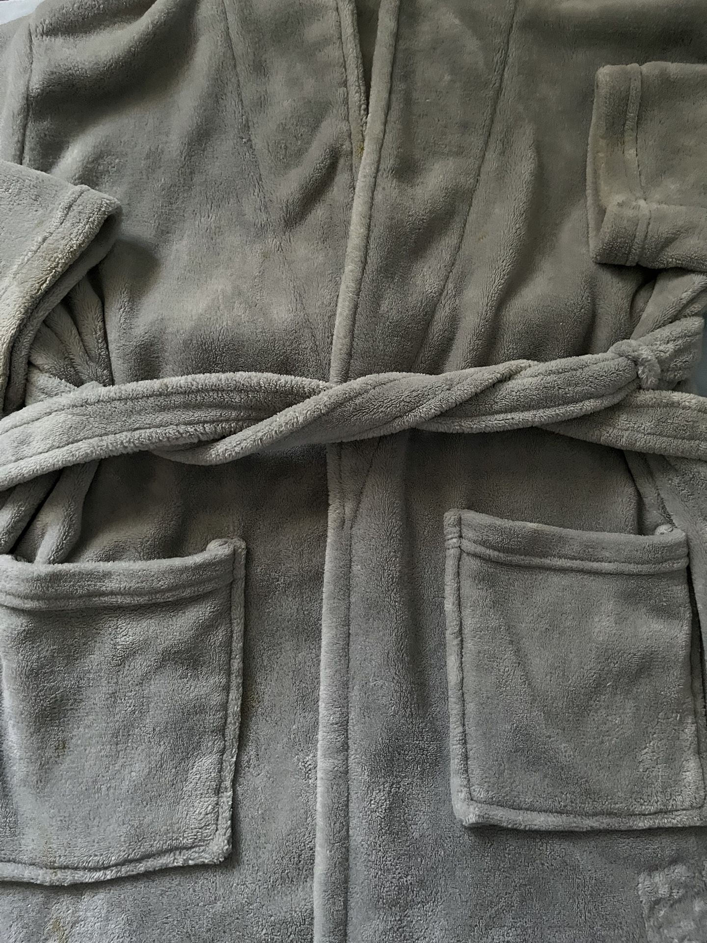 Woman’s Grey Fleece Bathrobe/ Lg / Pick up -5.00