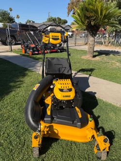 DEWALT
28 in. 224cc E-GOV Engine 3-in-1 Gas RWD Self-Propelled Lawn Mower with High Rear Wheels