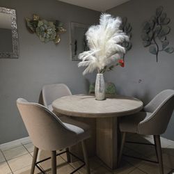 Beautifull Dining ROOMS SET Simi NEW PERFECT CONDITION 