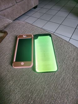 Es un iPhone 12 o 13 pro Para partes y 1 ipod 5 o6 generation no prende no esta quebrado Para partes 2$50