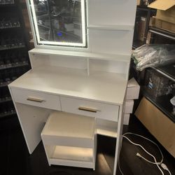 Dressing Table With Mirror Equipped With LED Light 