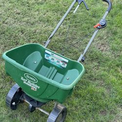 Scott’s Turf Builder Edge guard Spreader