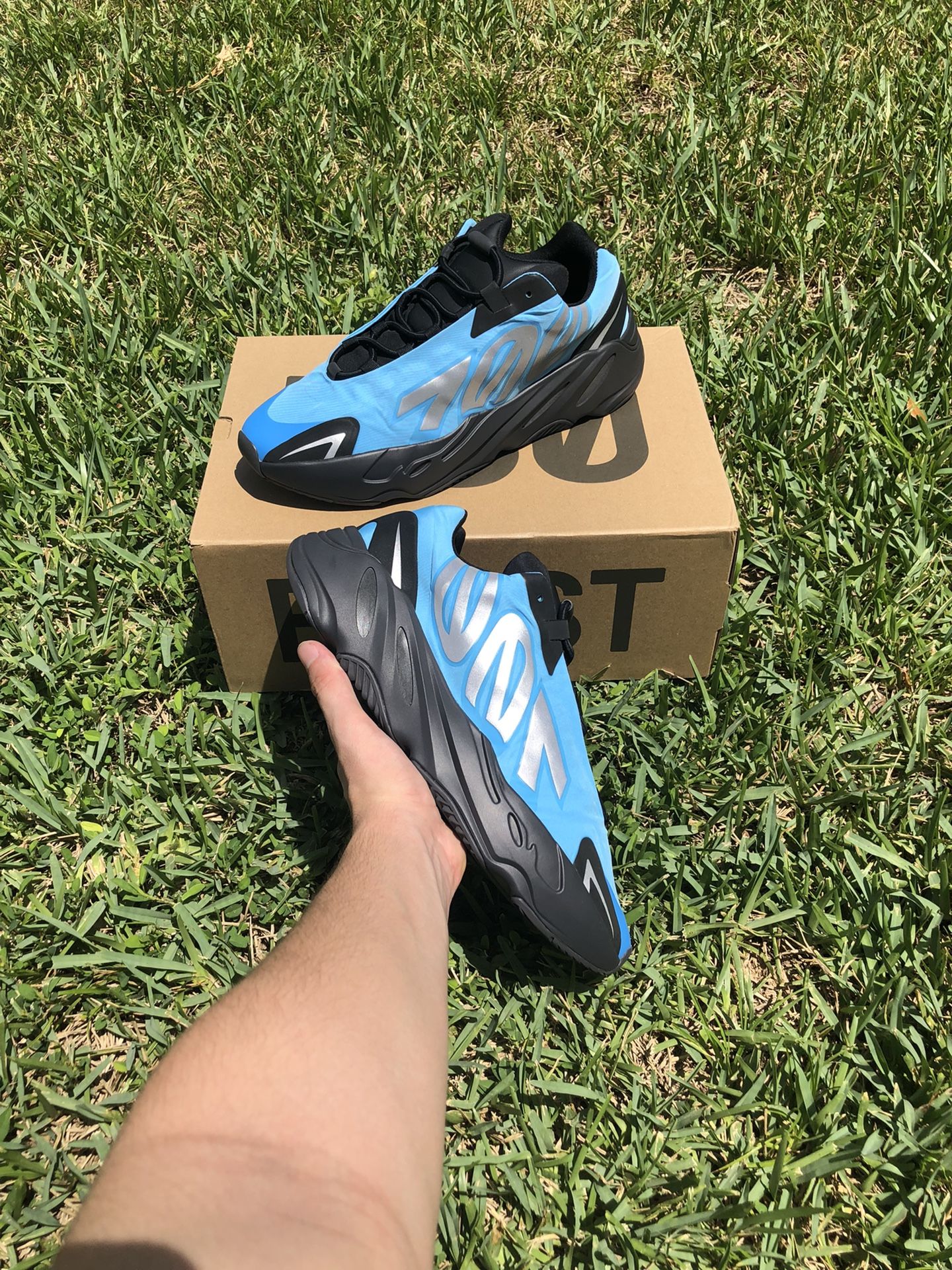 New Cyan Yeezy Yeezy 700 MNVN Bright Cyan