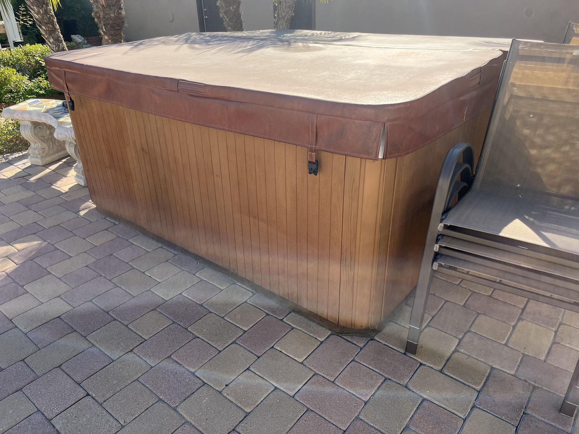 LifeSpas Life Spa LS6700 83x83 17 Jet Jacuzzi Spa TS1010 Outdoor w/ Cover (Lightly Used)