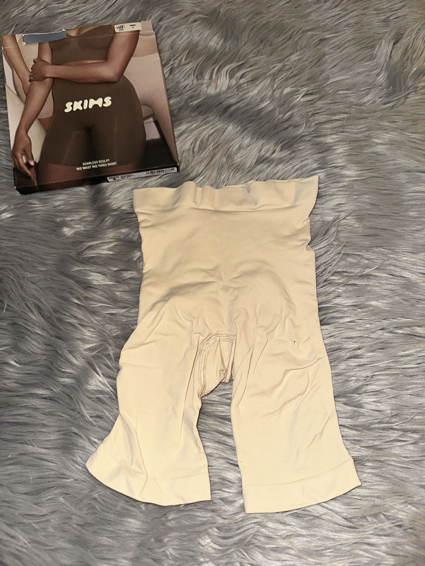Skims Seamless Sculpt Mid Thigh Shorts 