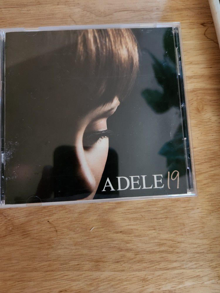 Adele  "19"   CD  VG  Condition.
