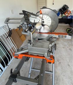 Ridgid Miter Saw with foldable stand/Sierra con soporte movil