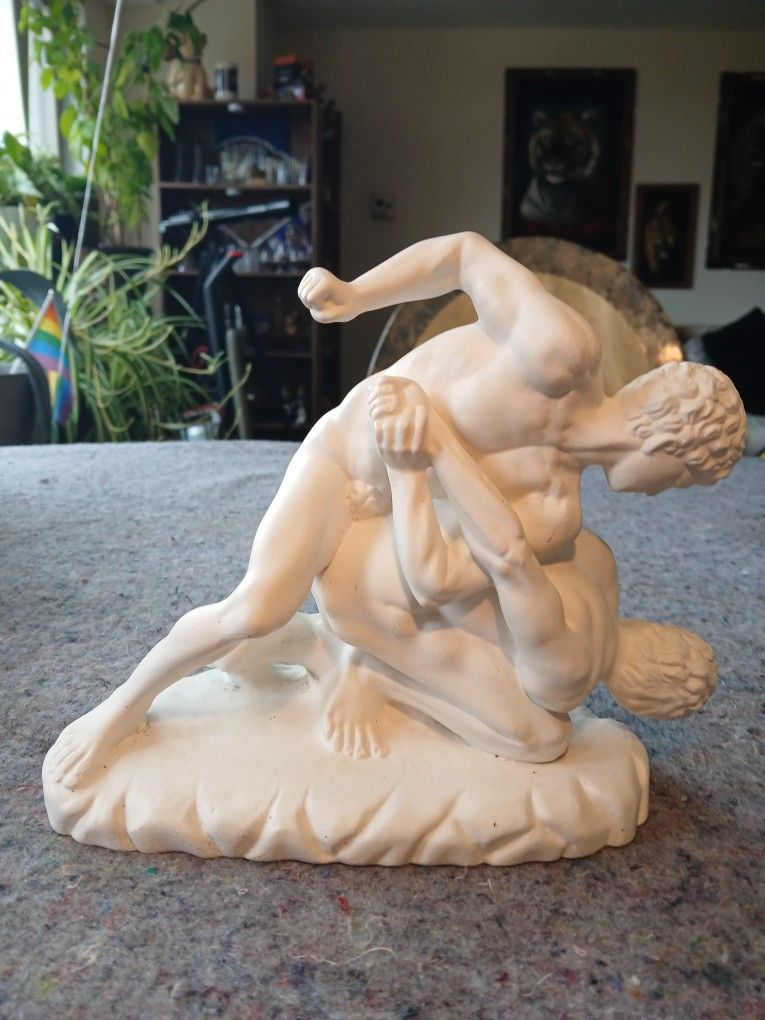 Vintage Alabaster Sculpture of the Uffizi Wrestlers Vintage Carved Alabaster
This vintage alabaster sculpture features the Uffizi Wrestlers, a small