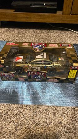 Racing Champions NASCAR #21 Gold 1:24 Diecast Car