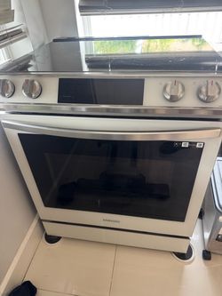 Samsung Bespoke Electric Range with Glass Cooktop
