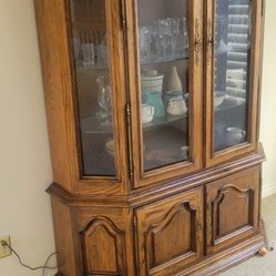 Very Nice Case For Trophies Or Antiques $100