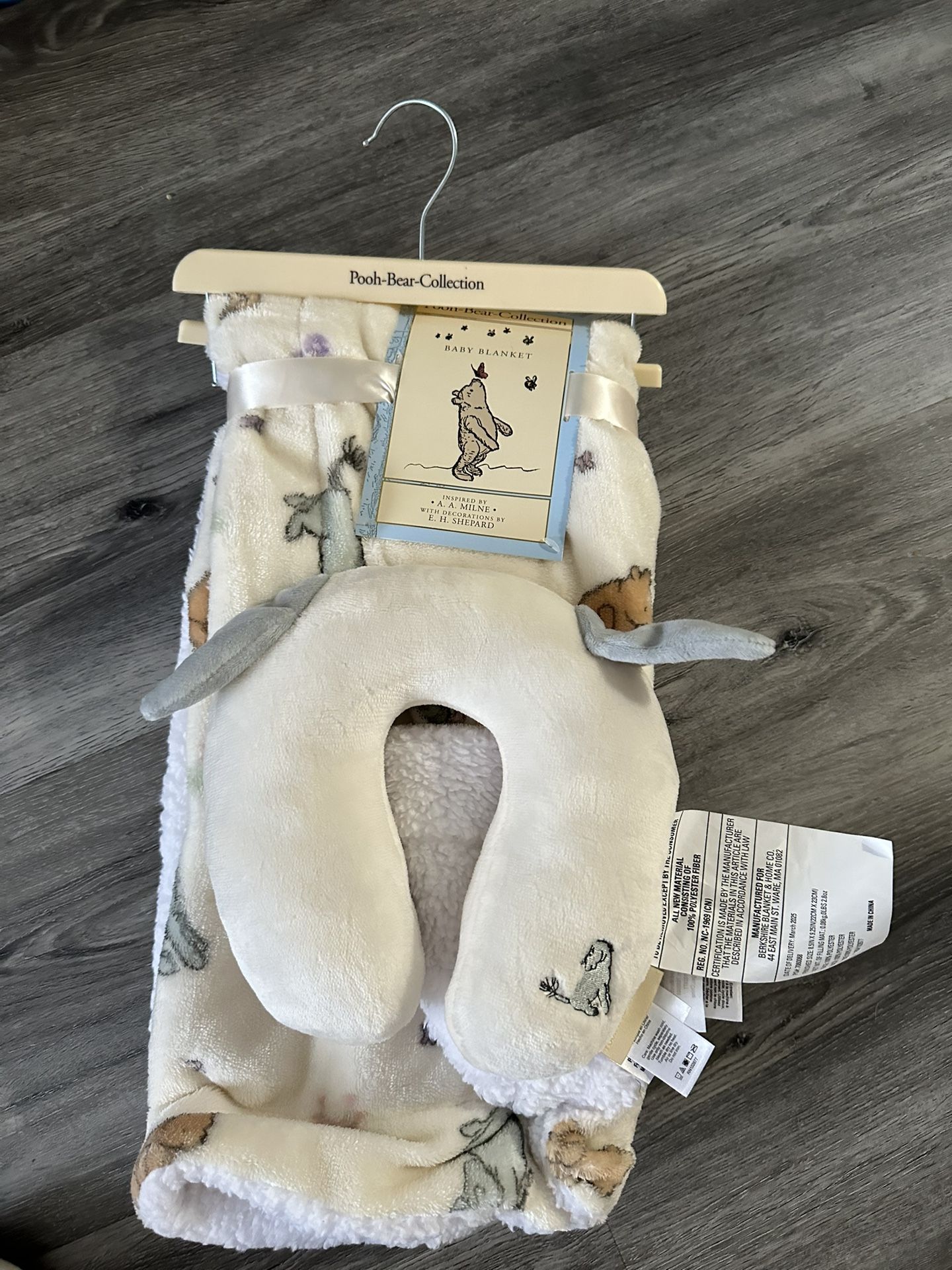 Disney - Winnie the Pooh Baby Blanket & Neck Pillow - Kids