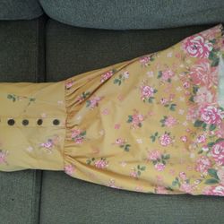 Dresses At Yelm Yard Sale 3$ Each