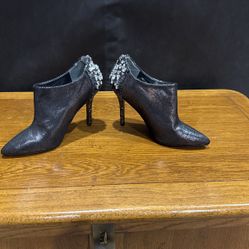 Woman’s Shoe 8H