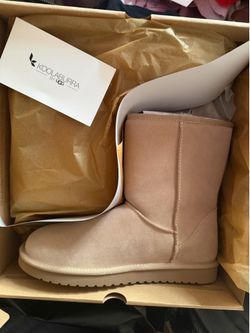 Ugg size 10 tan new never used