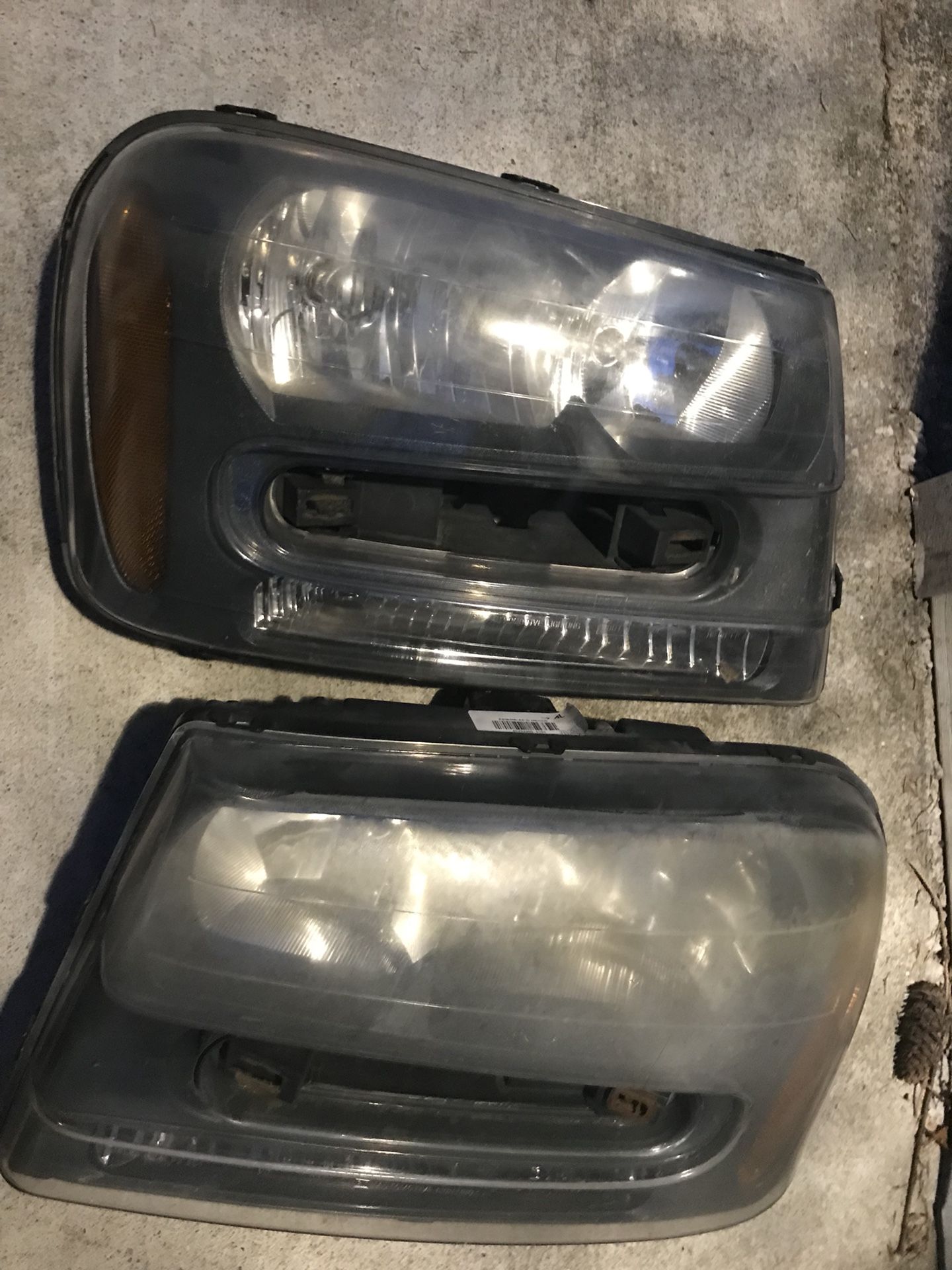 Chevy trailblazer 2008 headlights both working conditions-are good
