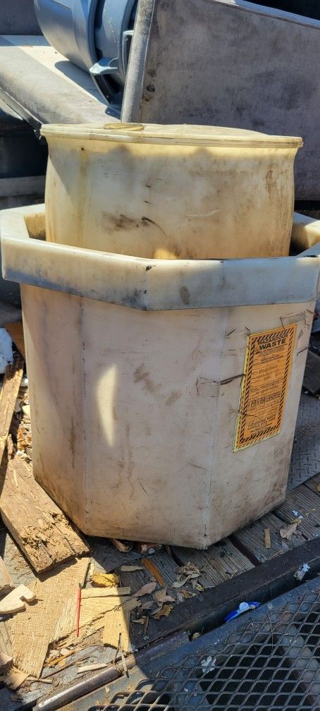 FREE LIQUID STORAGE CONTAINERS