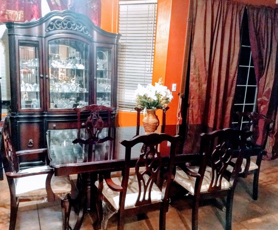 6 Seat Dining Set w/ Lighted Hutch