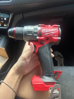 Vendo Milwaukee M18 FUEL completamente nuevo, nunca usado. Incluye batería y está en excelentes condiciones, listo para trabajar.