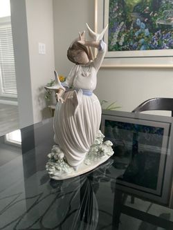 Nao by Lladro Girl Feeding Doves Porcelain Figurine