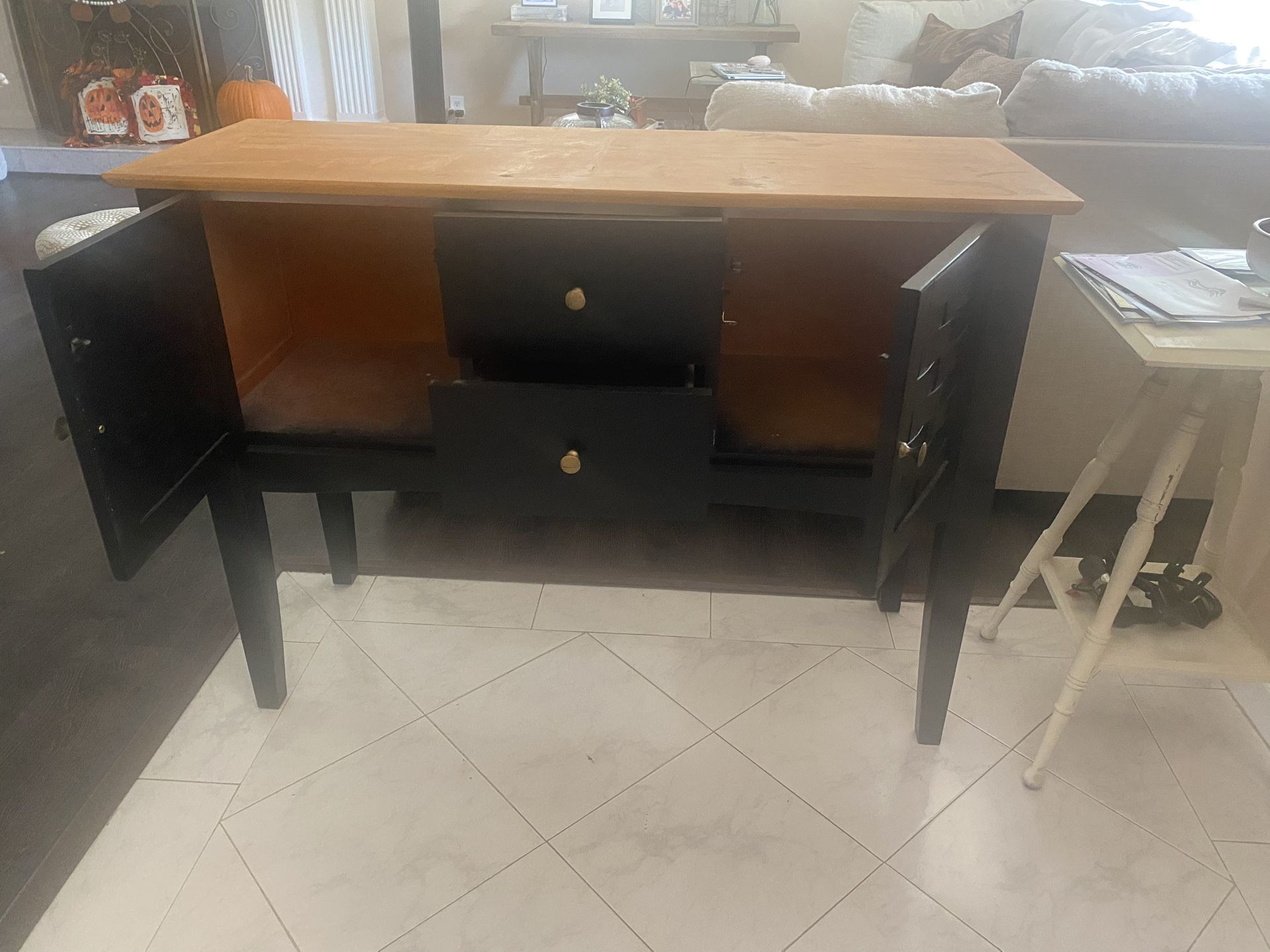 Buffet / Entry Table