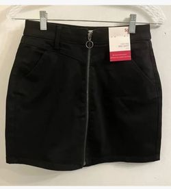 Juniors black jean skirt size 7/28
