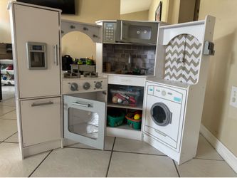 Children’s play kitchen