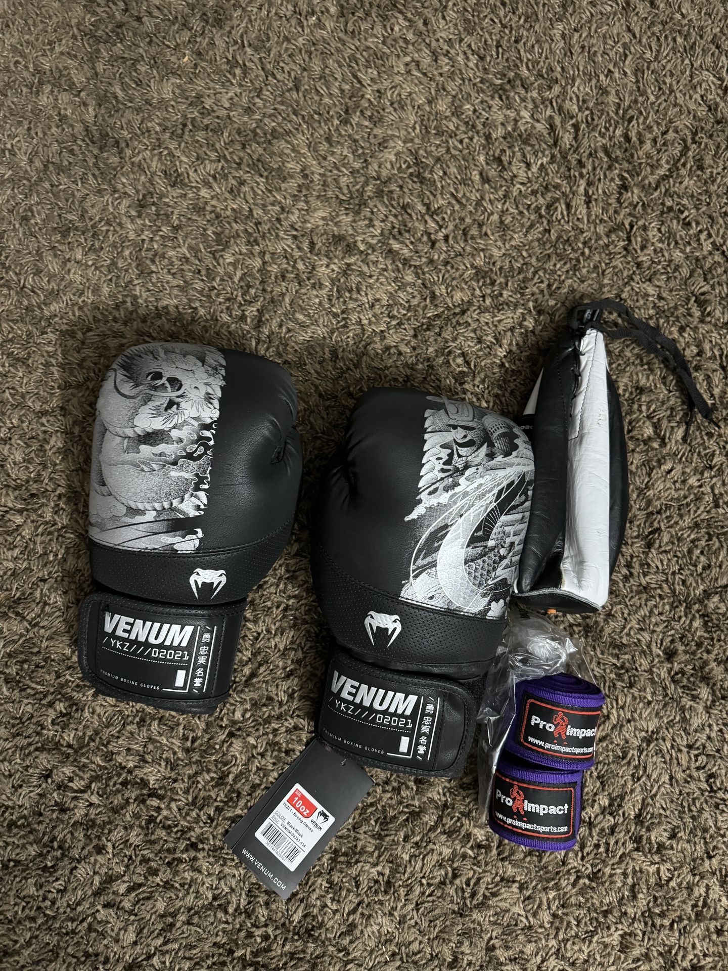 Venum 10 Oz Boxing Gloves Hand Wraps And Speed Bag