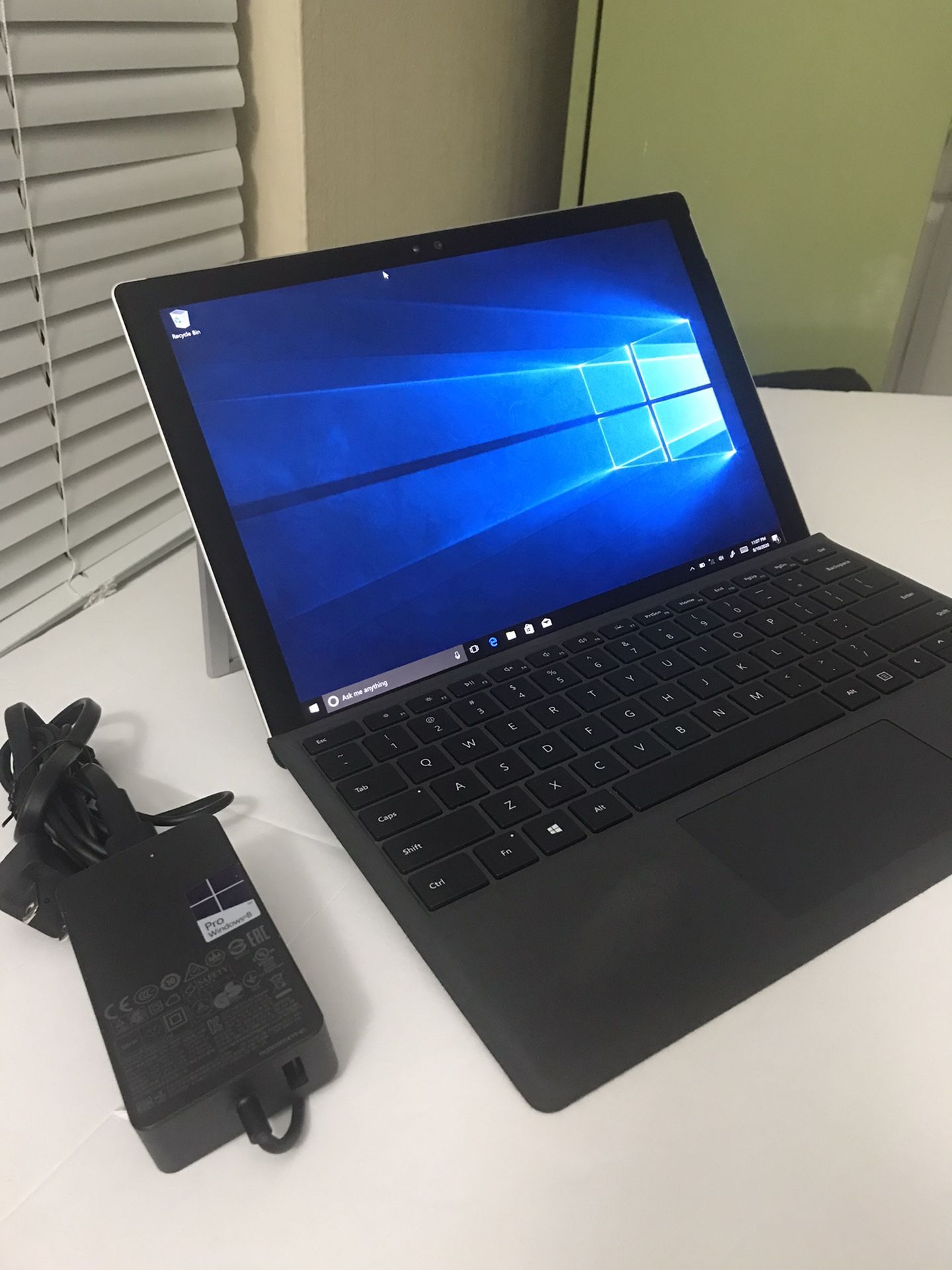 EXCELLENT Microsoft Surface Pro 4 - Intel i5-6300U 2.4GHz (4 CPUs)- 8GB RAM - 256GB Samsung SSD -Backlit Keyboard- Touch Scren - Windows 10 - Great f