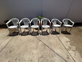 6 Plastic Chairs