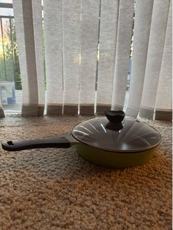 Frying Pan With  a Tempered Glass Lid