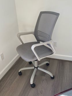 Ergonomic desk chair