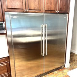 Gorgeous ELECTROLUX HIGH END FREEZER AND REFRIGERATOR COLUMN SIDE BY SIDE