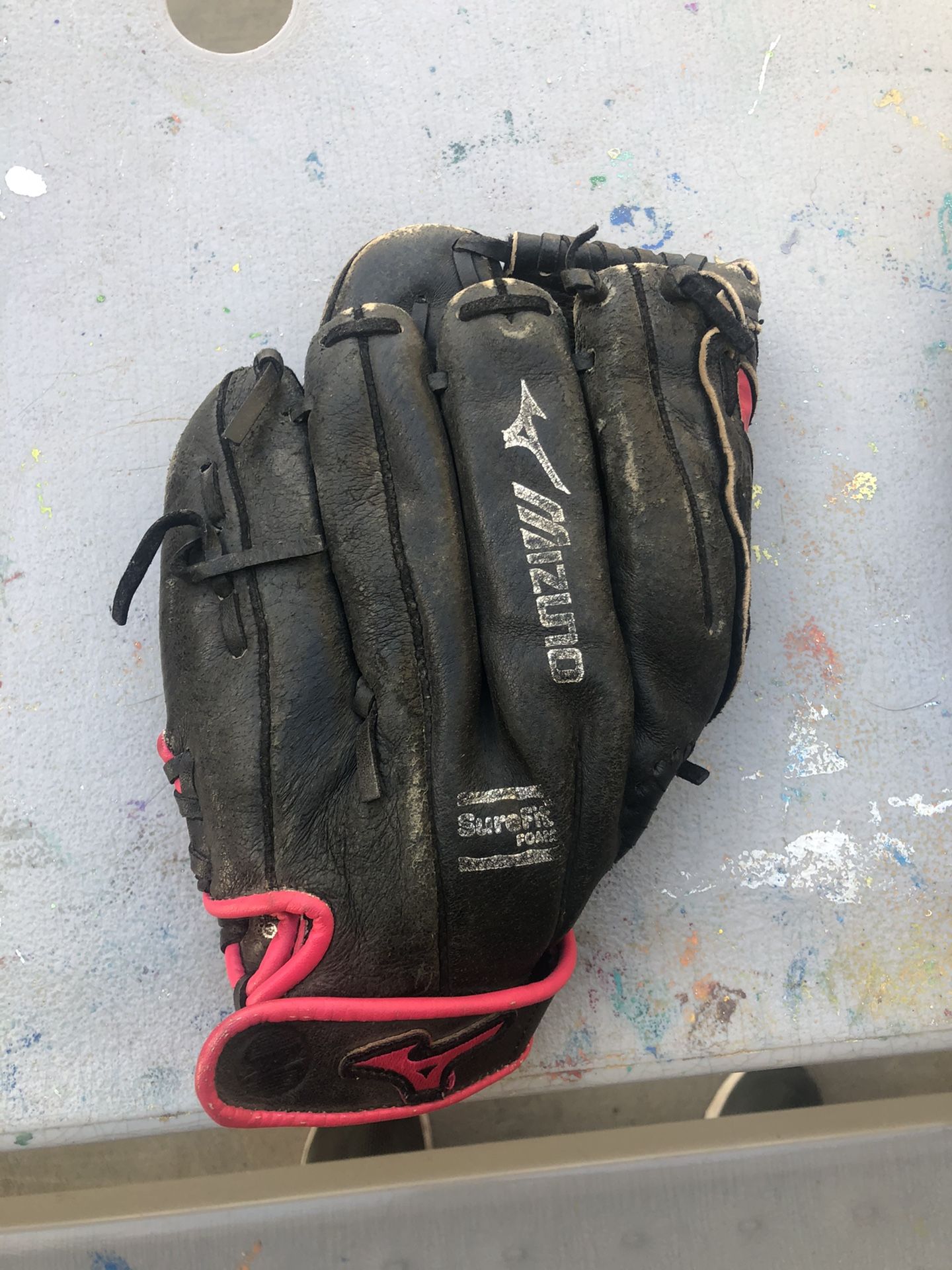 Softball 🥎 glove good for 6u and 8u