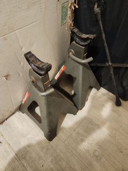 Two 5 ton jack stands
