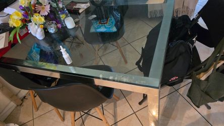 Free glass table