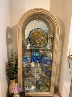 Arched Solid Wood Curio Cabinet With Built In Lighting 