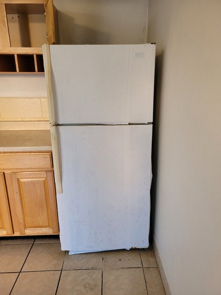 28" Wide Roper 14. 4 Cu Ft Refrigerator 