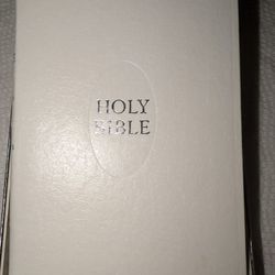 Nice White Text Bible, King James Version, Red Letter Edition, White Imitation Leather, Silver Edges, Limp Binding By World.  W1304MC
