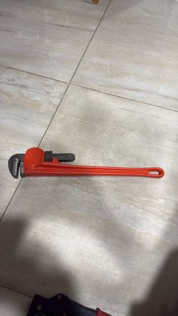 Heavy Duty Pipe Wrench 24”