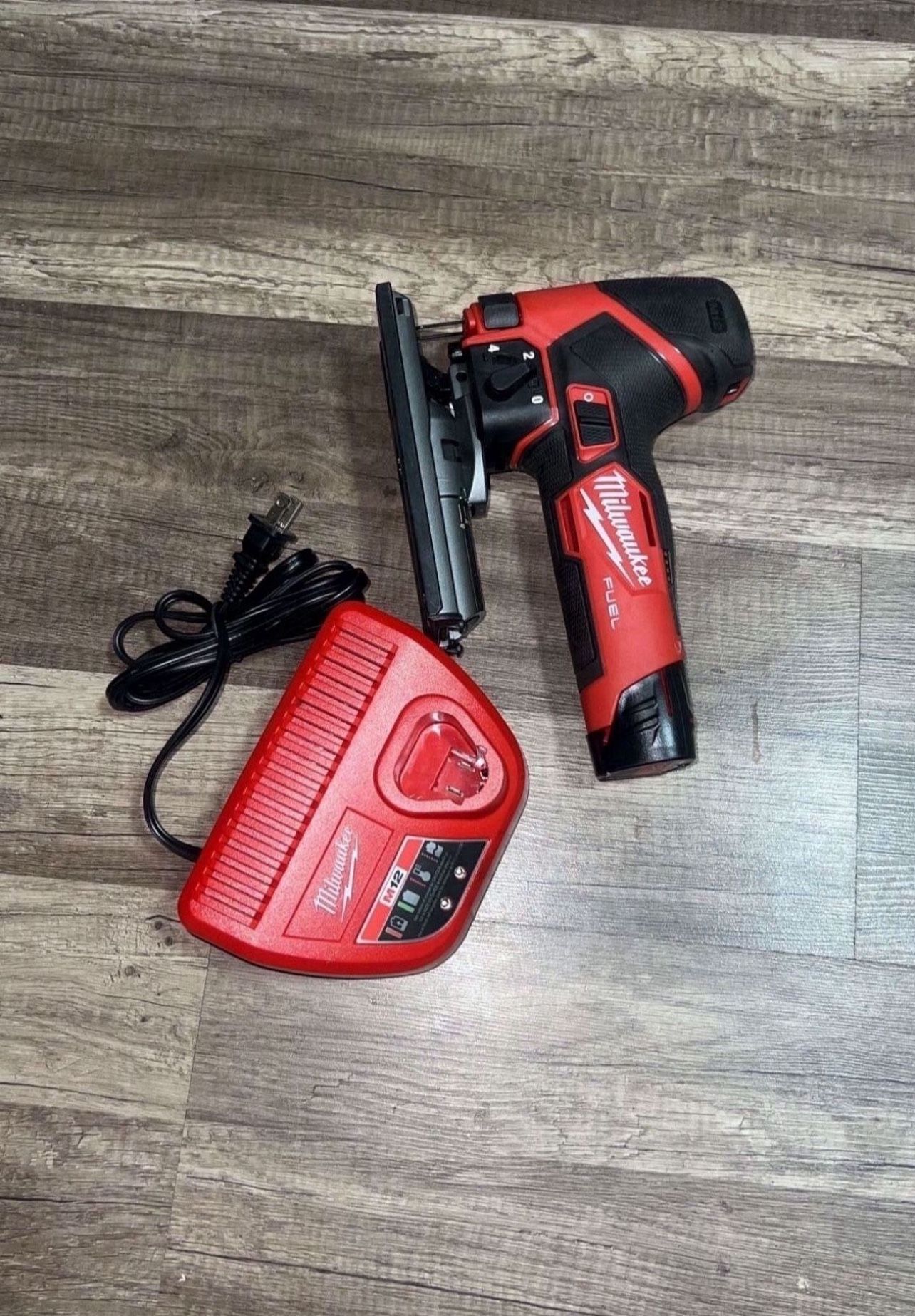 MILWAUKEE 12V FUEL BRUSHLESS JIG SAW WITH BATTERY AND CHARGER 