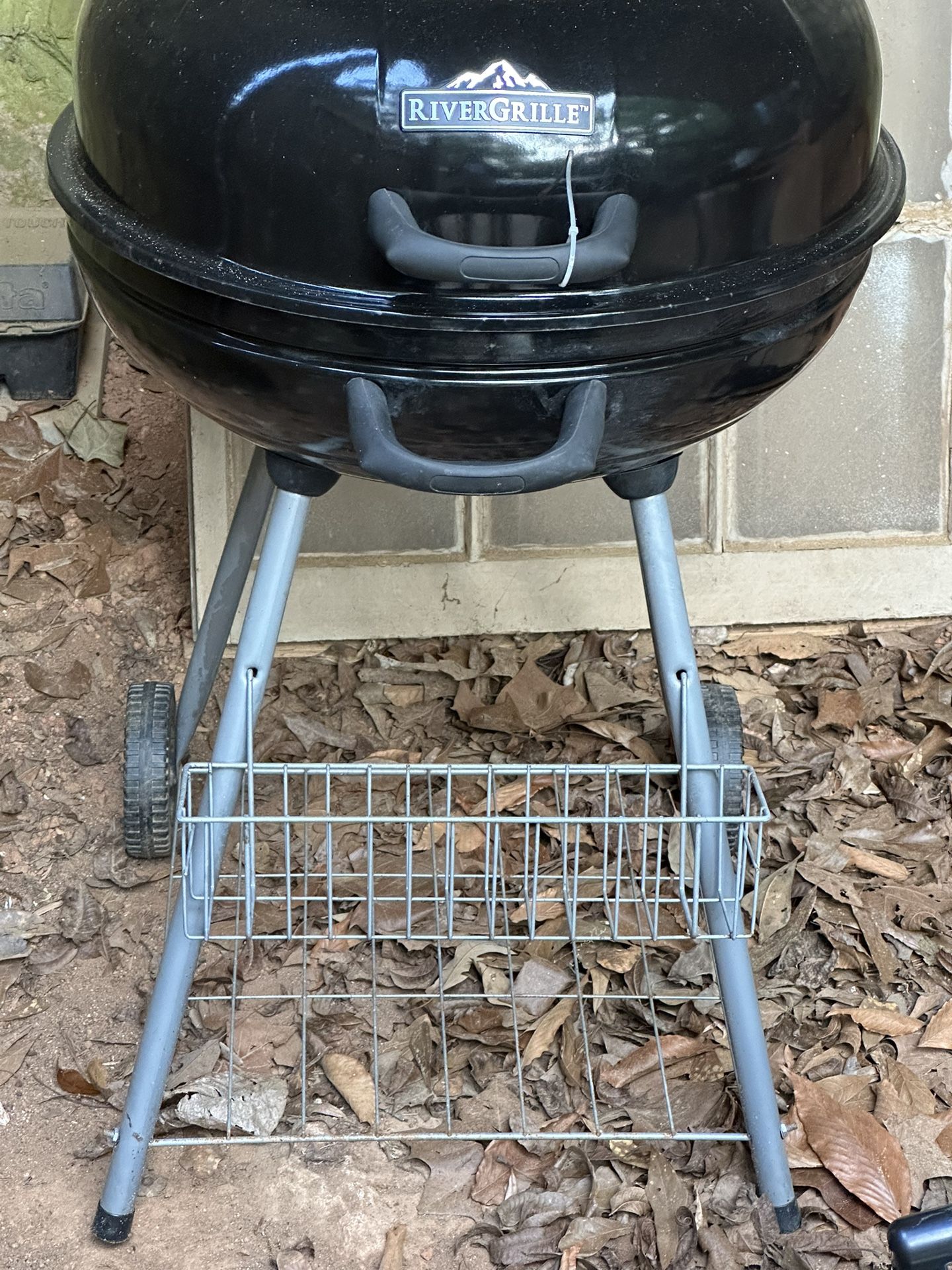River Grille 22” kettle style charcoal grill