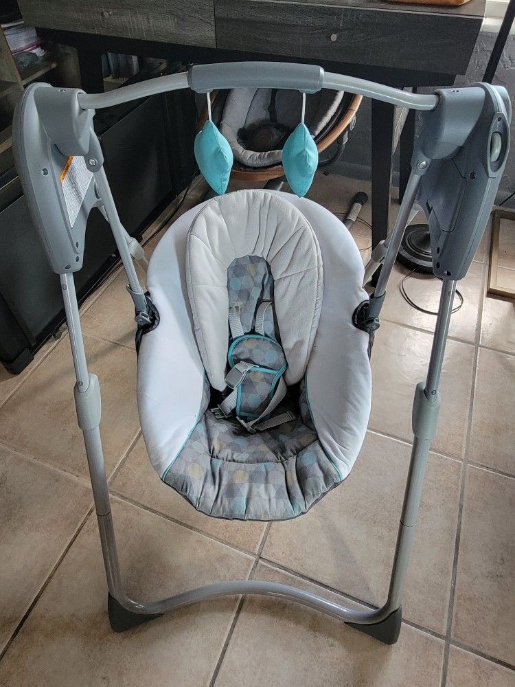Graco Slim Spaces Compact Baby Swing